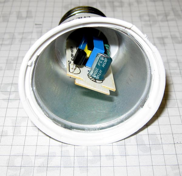 Лампа разобрана, внутри - радиатор и драйвер на JW1792