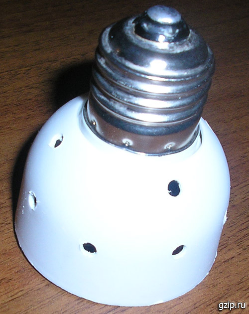 Цоколь лампы с проделанными отверстиями для улучшения вентиляции ЭПРА